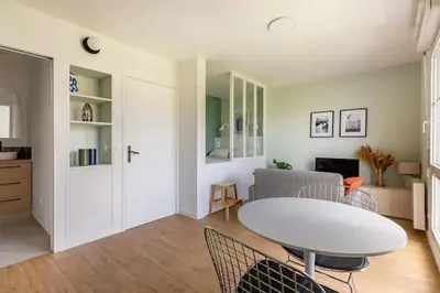 Coin salon dans l'établissement Charmant appartement calme proche de Paris