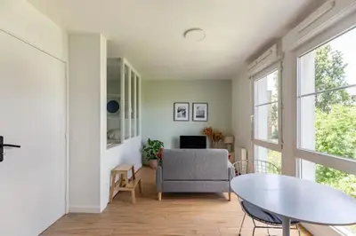 Coin salon dans l'établissement Charmant appartement calme proche de Paris