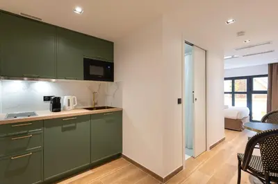 Cuisine ou kitchenette dans l'établissement Les Suites HCR