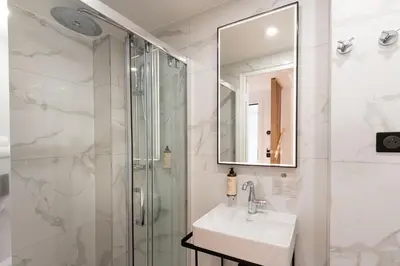 Salle de bains dans l'établissement Les Suites HCR