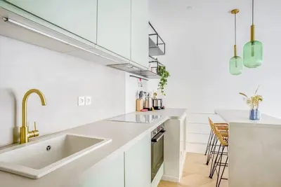 Cuisine ou kitchenette dans l'établissement Bel appartement pour 6 personnes proche Champs Elysees