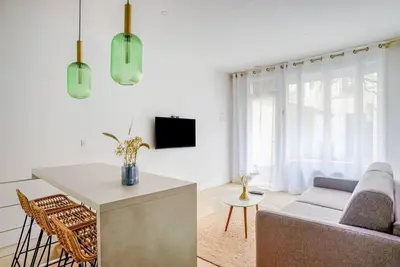 Télévision ou salle de divertissement dans l'établissement Bel appartement pour 6 personnes proche Champs Elysees