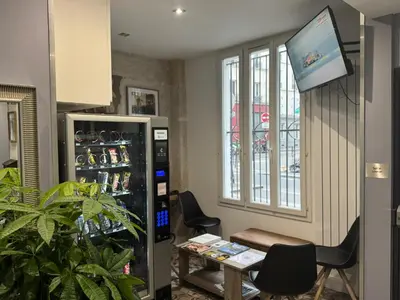 Télévision ou salle de divertissement dans l'établissement Paris Rooms & Dreams Hotel