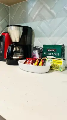 Cuisine ou kitchenette dans l'établissement Riviera Suite - Spacieux T3 - 5 min du métro- Paris centre à 10min