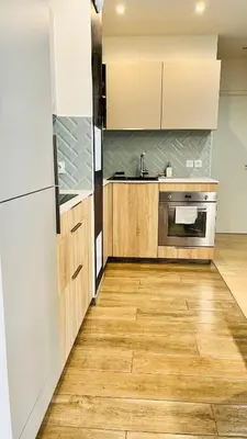 Cuisine ou kitchenette dans l'établissement Riviera Suite - Spacieux T3 - 5 min du métro- Paris centre à 10min