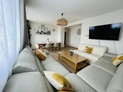 Télévision ou salle de divertissement dans l'établissement Paris - Appartement confortable proche Canal Ourcq