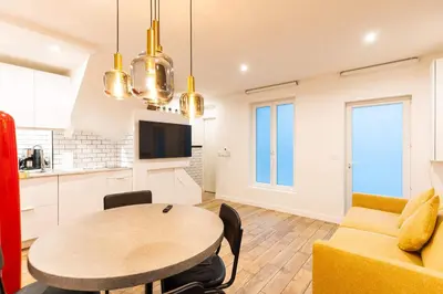 Télévision ou salle de divertissement dans l'établissement Town House Nation, Bastille, AC by LCC Agency