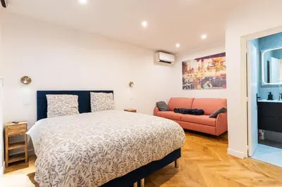 Un ou plusieurs lits dans un hébergement de l'établissement Town House Nation, Bastille, AC by LCC Agency