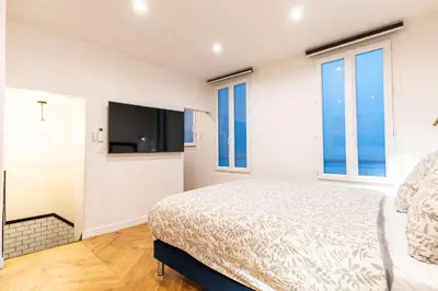 Un ou plusieurs lits dans un hébergement de l'établissement Town House Nation, Bastille, AC by LCC Agency