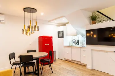 Cuisine ou kitchenette dans l'établissement Town House Nation, Bastille, AC by LCC Agency