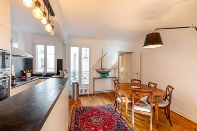 Cuisine ou kitchenette dans l'établissement GuestReady - central apartment at Les Invalides