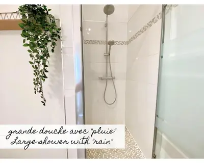 Salle de bains dans l'établissement Chambre Cosy chez l habitant avec salle de bain et jardin privé
