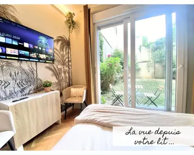 Un ou plusieurs lits dans un hébergement de l'établissement Chambre Cosy chez l habitant avec salle de bain et jardin privé