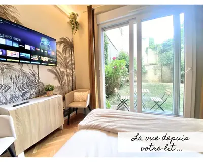 Un ou plusieurs lits dans un hébergement de l'établissement Chambre Cosy chez l habitant avec salle de bain et jardin privé