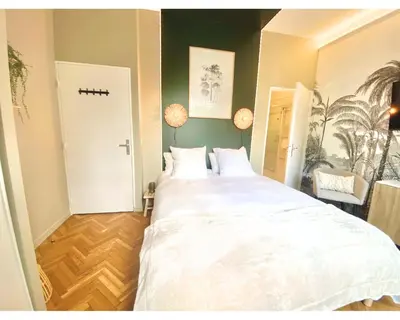 Un ou plusieurs lits dans un hébergement de l'établissement Chambre Cosy chez l habitant avec salle de bain et jardin privé