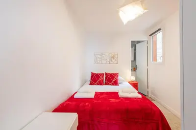 Un ou plusieurs lits dans un hébergement de l'établissement Spacious and bright 2-bedroom large apartment very close to Paris - near metro