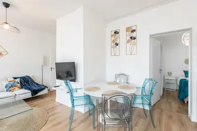 Télévision ou salle de divertissement dans l'établissement Spacious and bright 2-bedroom large apartment very close to Paris - near metro