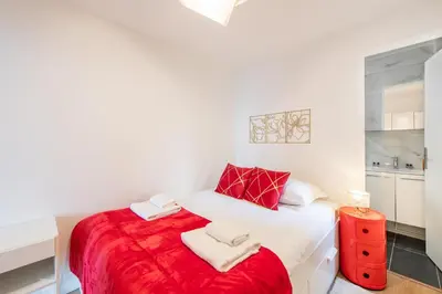 Un ou plusieurs lits dans un hébergement de l'établissement Spacious and bright 2-bedroom large apartment very close to Paris - near metro