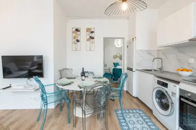 Cuisine ou kitchenette dans l'établissement Spacious and bright 2-bedroom large apartment very close to Paris - near metro