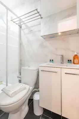Salle de bains dans l'établissement Spacious and bright 2-bedroom large apartment very close to Paris - near metro