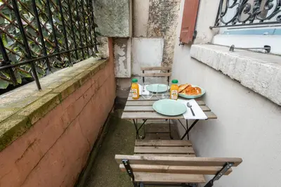 Balcon ou terrasse dans l'établissement Spacious and bright 2-bedroom large apartment very close to Paris - near metro