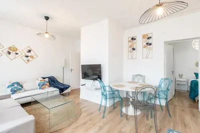 Télévision ou salle de divertissement dans l'établissement Spacious and bright 2-bedroom large apartment very close to Paris - near metro