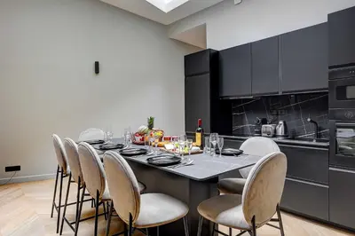 Cuisine ou kitchenette dans l'établissement Elegant apartment with AC - 3BR-10P- Le Marais