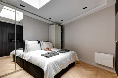 Un ou plusieurs lits dans un hébergement de l'établissement Elegant apartment with AC - 3BR-10P- Le Marais