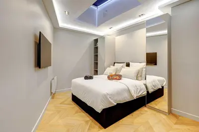 Un ou plusieurs lits dans un hébergement de l'établissement Elegant apartment with AC - 3BR-10P- Le Marais