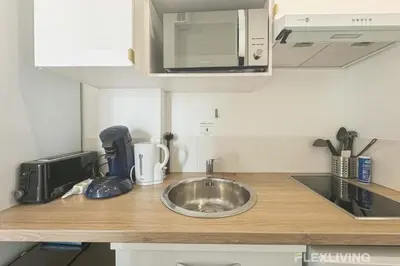 Cuisine ou kitchenette dans l'établissement Flexliving - room - Houel