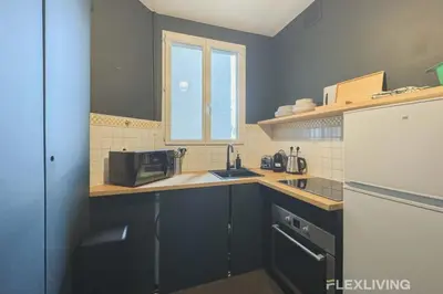 Cuisine ou kitchenette dans l'établissement Flexliving - Room - Lamarck
