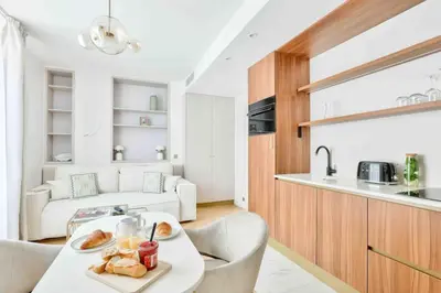 Cuisine ou kitchenette dans l'établissement Romantic Getaway - Le Marais - with AC