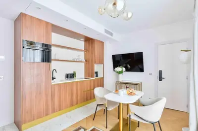 Cuisine ou kitchenette dans l'établissement Romantic Getaway - Le Marais - with AC