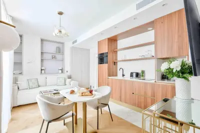 Cuisine ou kitchenette dans l'établissement Romantic Getaway - Le Marais - with AC