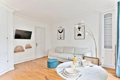 Télévision ou salle de divertissement dans l'établissement Appartement Haussmannien lumineux et central