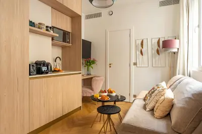 Cuisine ou kitchenette dans l'établissement Romantic Getaway - Le Marais - with AC