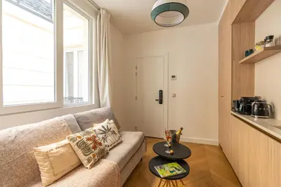 Cuisine ou kitchenette dans l'établissement Romantic Getaway - Le Marais - with AC