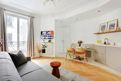Télévision ou salle de divertissement dans l'établissement Cosy apartment - 1BR-4P - Jardin du Luxembourg
