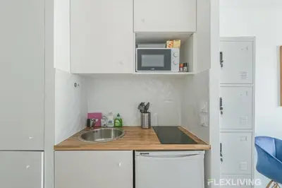 Cuisine ou kitchenette dans l'établissement Flexliving - studio - versailles