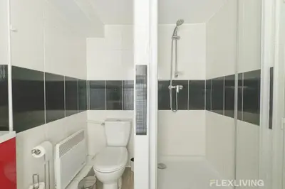 Salle de bains dans l'établissement Flexliving - Onebedroom - Hopital