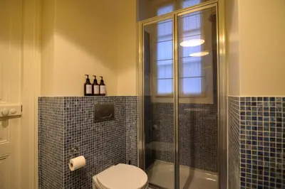 Salle de bains dans l'établissement Le Marais Moderne