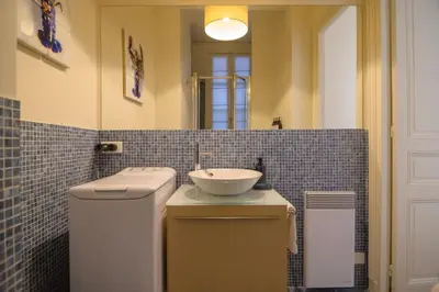Salle de bains dans l'établissement Le Marais Moderne
