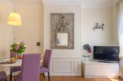 Télévision ou salle de divertissement dans l'établissement Le Marais Moderne