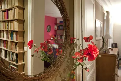 Bibliothèque dans l'appartement