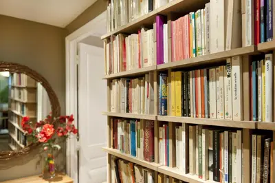 Bibliothèque dans l'appartement