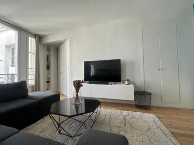Télévision ou salle de divertissement dans l'établissement Saint-Honore - Luxury apartment 1 BR