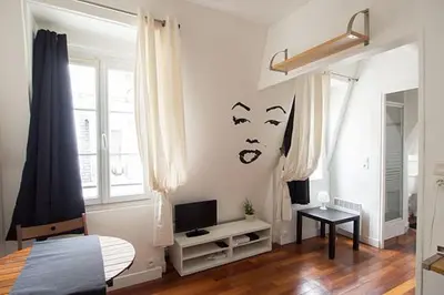 Télévision ou salle de divertissement dans l'établissement Paris 9eme Cozy Home