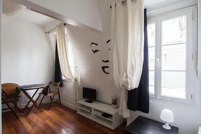 Télévision ou salle de divertissement dans l'établissement Paris 9eme Cozy Home