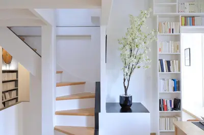 Bibliothèque dans l'appartement