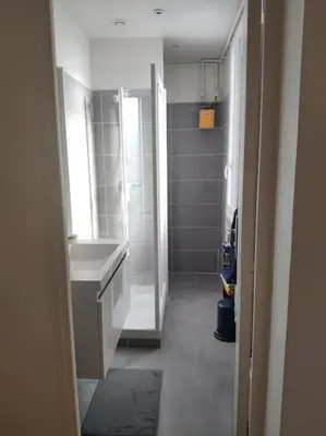 Salle de bains dans l'établissement Charmant deux pièces moderne